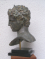 Preview: Jüngling von Marathon-Büste, wahrscheinlich Hermes, 35 cm, 4,4 kg, zweistufiger schwarzer Marmorsockel