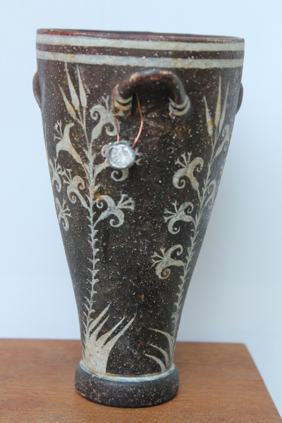Minoische Vase handbemalt mit umlaufenden Schwertlilien, 16. Jahrh. v. Chr., 18,7 cm Höhe x 12,6 cm Breite, 0,7 kg Gewicht
