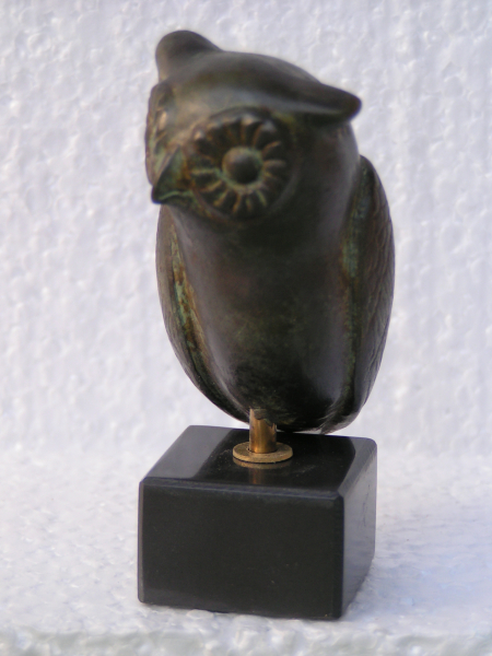 Eulennachbildung, Attribut der Athena, 7 cm, 200 g, schwarzer Kunstmarmorsockel
