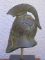 Kampfhelm korinthisch, 19 cm Größe, 1 kg Gewicht, schwarzer Marmorsockel