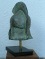 Kampfhelm korinthisch, 27 cm hoch, breit 19 cm, 2,4 kg Gewicht, schwarzer Marmorsockel