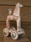 Mobile Preview: Pferd auf Rädern in Askos-Form aus der mykenischen Periode, handbemalt und -gefertigt, 24 cm hoch, 14,4 cm breit, 11 cm tief, 700 g