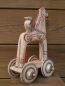 Pferd auf Rädern in Askos-Form aus der mykenischen Periode, handbemalt und -gefertigt, 24 cm hoch, 14,4 cm breit, 11 cm tief, 700 g