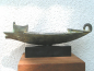 Mobile Preview: Bronzelampe als Trireme/Triere von der Akropolis, auf schwarzem Marmorsockel, 26,4 cm lang, 6 cm breit