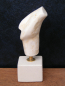 Idol von der Kykladeninsel Amorgos, 7,3 cm (Reduktion), 120 g, beiger Kunstmarmorsockel
