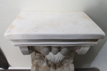 Large wall bracket with leaf ornaments and volute curls