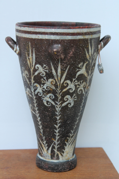 Minoische Vase handbemalt mit umlaufenden Schwertlilien, 16. Jahrh. v. Chr., 18,7 cm Höhe x 12,6 cm Breite, 0,7 kg Gewicht