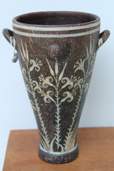 Minoische Vase handbemalt mit umlaufenden Schwertlilien, 16. Jahrh. v. Chr., 18,7 cm Höhe x 12,6 cm Breite, 0,7 kg Gewicht