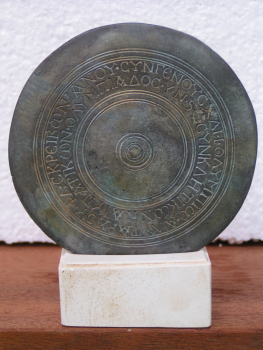 Pentathlon victory trophy in the form of a discus, 10.5 cm diameter