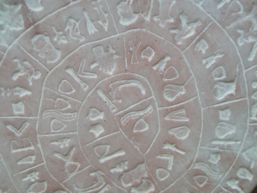 Diskos von Phaistos, minoische Kultur, 16,5 cm x 15,2 cm, unsymmetrisch, schwarzer Marmorsockel