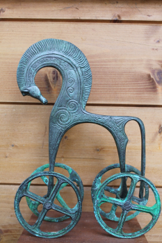 Trojan horse on wheels, bronze, 26 cm high, 18 cm long, 6.8 cm wide, 950 g