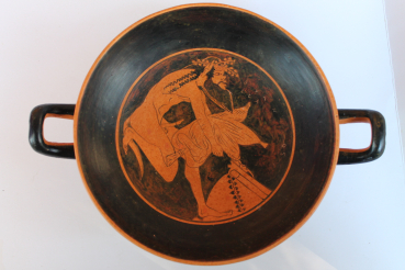 Satyr-Kylix mit Ziegenbalg als Weinschlauch, 24 cm  Ø, handbemalt, 0,49 kg