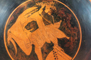 Satyr-Kylix mit Ziegenbalg als Weinschlauch, 24 cm  Ø, handbemalt, 0,49 kg