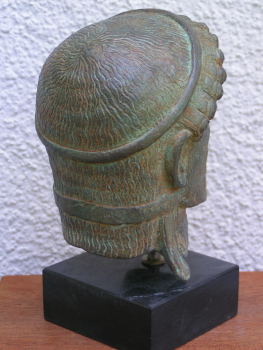 Zeuskopf spätarchaisch 15,5 cm, 800 g, schwarzer Marmorsockel