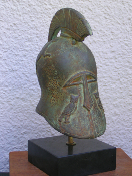 Kampfhelm korinthisch, 19 cm Größe, 1 kg Gewicht, schwarzer Marmorsockel