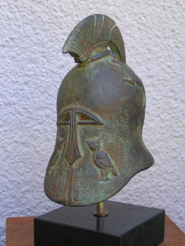 Kampfhelm korinthisch, 19 cm Größe, 1 kg Gewicht, schwarzer Marmorsockel