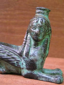 Oellampe in Form einer Sphinx, Bronze, 12 cm lang, 7 cm hoch, 450 g,