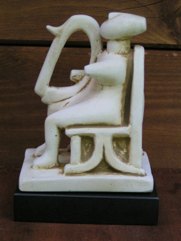 Harfespieler von der Kykladeninsel Keros, 13 cm hoch, 9 cm tief, 6,7 cm breit, schwarzer Marmorsockel