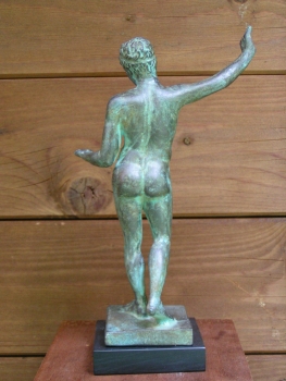 Jüngling von Marathon-Statue, wahrscheinlich Hermes, 25 cm, 14 cm breit, 0,7 kg, schwarzer Marmorsockel