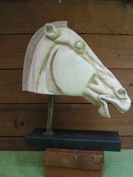 Pferdehaupt von der Akropolis, Elgin Marble,  36 cm hoch, 32 cm breit, 6,8 kg, schwarzer Marmorsockel