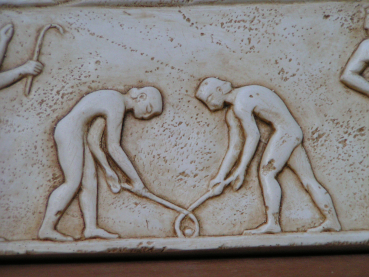 Jünglinge beim Hockeyspielen, Relief 10 cm x 21 cm, 0,3 kg mit Aufhängevorrichtung