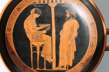 Themis und Aigeus-Kylix, handbemalt, Antikensammlung Berlin, 29 cm Durchm., 9,5 cm Höhe, 0,8 kg