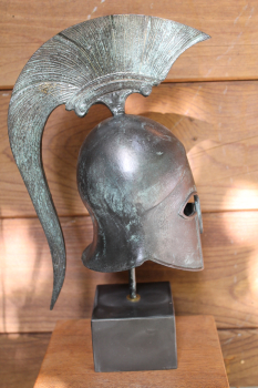 Kampfhelm Bronze korinth., 27,5 x 17 cm mit Lophos, Kunstmarmors., Museumsreplik