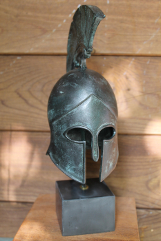 Kampfhelm Bronze korinth., 27,5 x 17 cm mit Lophos, Kunstmarmors., Museumsreplik