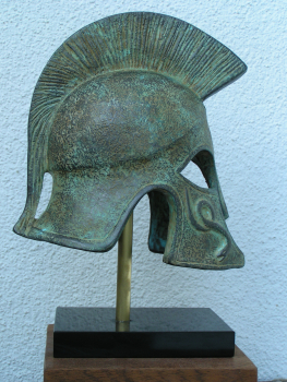 Kampfhelm korinthisch, 27 cm hoch, breit 19 cm, 2,4 kg Gewicht, schwarzer Marmorsockel