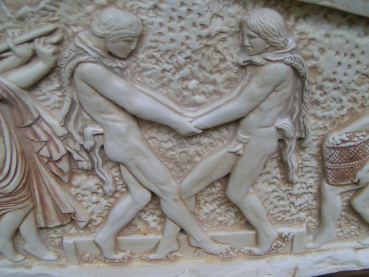Satyre und Mänade beim Weinkeltern-Relief, 58 cm x 36 cm, 6,7 kg, zum Aufhängen