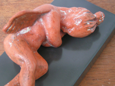 Eros in der Allegorie eines schlafenden Knaben, 9,4 cm lang, 4,7 cm hoch, Kunstmarmorsockel