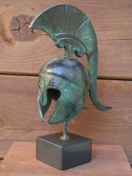 Spartanischer Helm aus Bronze, 18,8 cm hoch, 13,8 cm breit, 750 g, Kunstmarmorsockel