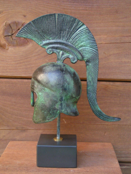 Spartanischer Helm aus Bronze, 18,8 cm hoch, 13,8 cm breit, 750 g, Kunstmarmorsockel