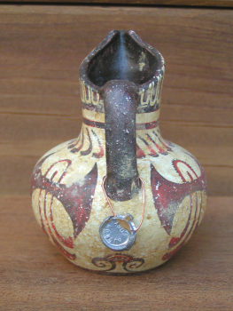 Minoische Oinochoe mit umlaufendem Doppelaxtmotiv, 10 cm, handbemalt