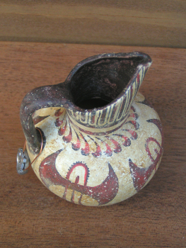 Minoische Oinochoe mit umlaufendem Doppelaxtmotiv, 10 cm, handbemalt
