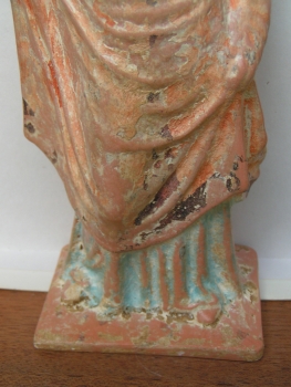 Tanagra-Statuette aus Boiotien mit Melonenfrisur, 24 cm hoch, 9,2 cm breit