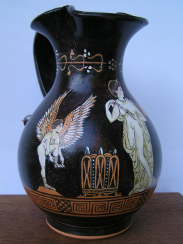 Oinochoe mit Eros, Dionysos und Pompe, handbemalt, 13,5 cm hoch, 10,5 cm breit, 0,4 kg