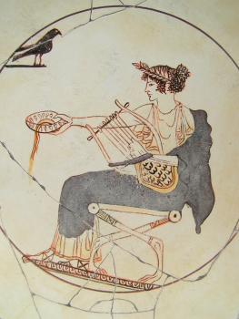 Apollon-Kylix mit Lyra und Rabe, handbemalt 23,8 cm, 8,4 cm hoch, 500 g, Museum Delphi