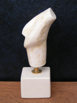 Idol von der Kykladeninsel Amorgos, 7,3 cm (Reduktion), 120 g, schwarzer Kunstmarmorsockel