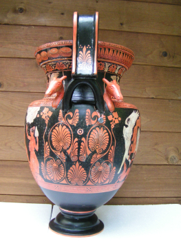 Faliskischer Volutenkrater Prachtvase, rotfiguriger Stil, Vorderseite Thetis ringt mit Peleus, Rückseite Eos entführt Kephalos,  handbemalt und -getöpfert, 60 cm Höhe, 37 cm Breite, 13,8 kg, Museo Nazionale Etrusco di Villa Giulia - Rom