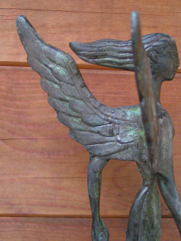 Nike Siegesgöttin Bronze mit Siegeskranz, 32,2 cm hoch, 12,2 cm breit, 1,1 kg Gewicht