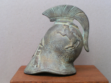 Kampfhelm korinthisch mit Lophos, Pegasus und Eule, 13,4 cm, 480 g