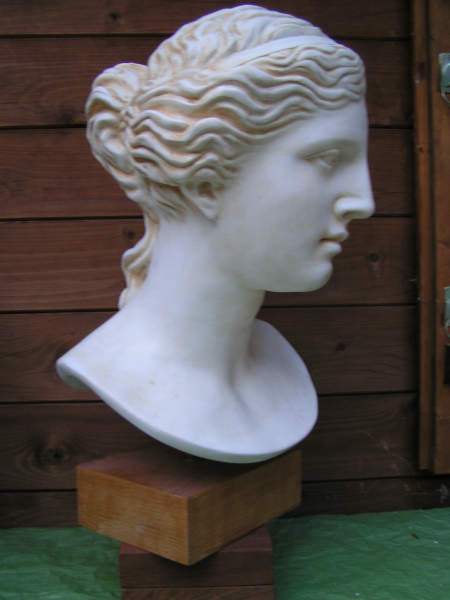 Venus von Milo-Büste, 54 cm, 28 cm Breite, 29 cm Tiefe, 8,8 kg, beiger Kunstmarmorsockel