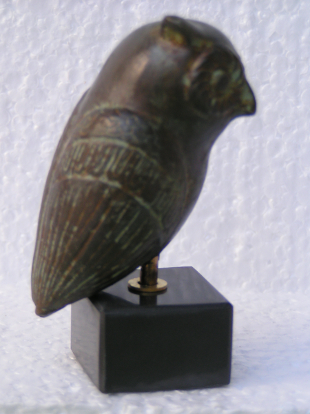 Eulennachbildung, Attribut der Athena, 7 cm, 200 g, schwarzer Kunstmarmorsockel