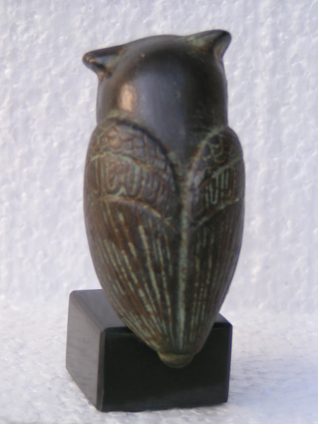 Eulennachbildung, Attribut der Athena, 7 cm, 200 g, schwarzer Kunstmarmorsockel