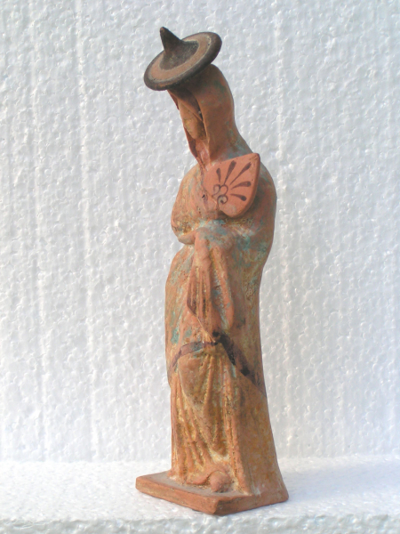 Tanagra-Statuette aus Boiotien mit Tholia, handbemalt, 17 cm, 0,2 kg, Terrakotta