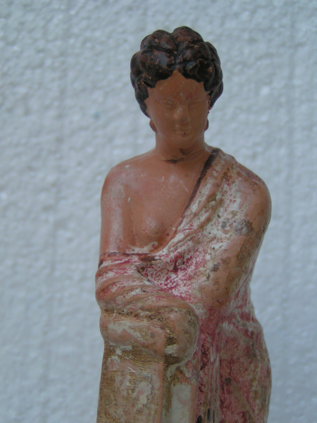 Frauenstatuette als ruhende Tanagra, 18 cm, Terrakotta