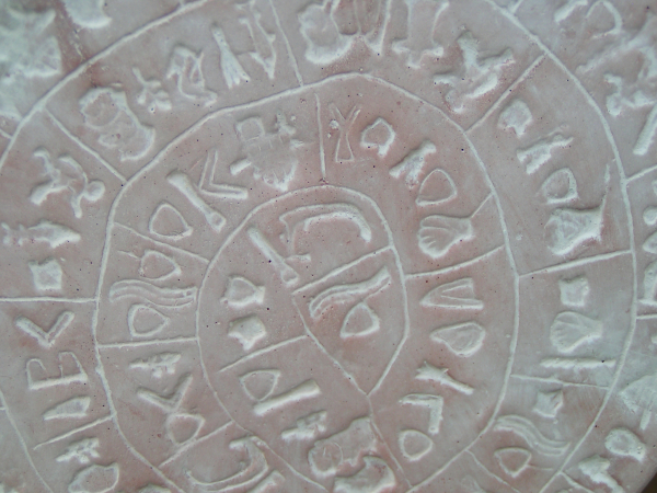 Diskos von Phaistos, minoische Kultur, 16,5 cm x 15,2 cm, unsymmetrisch, schwarzer Marmorsockel