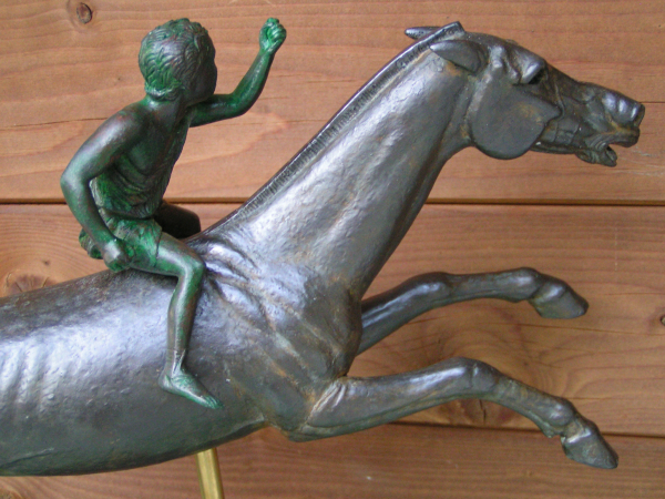 Jockey von Artemision, Statue 35 cm hoch, 45 cm lang, schwarzer Kunstmarmorsockel