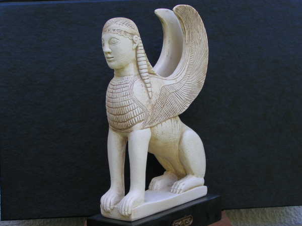 Sphinx von Naxos, 23 cm hoch, 14 cm breit, 1,6 kg, schwarzer Marmorsockel